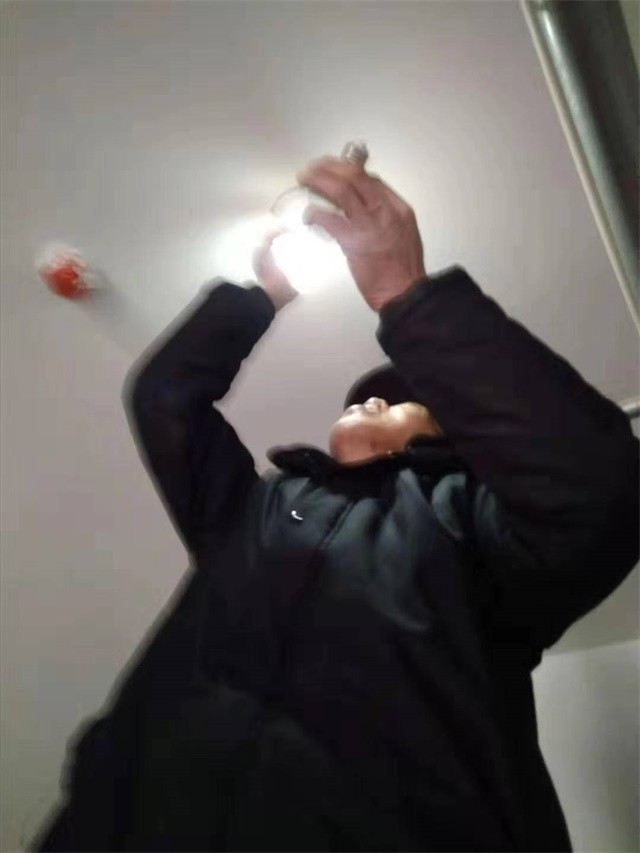 更换楼道内照明