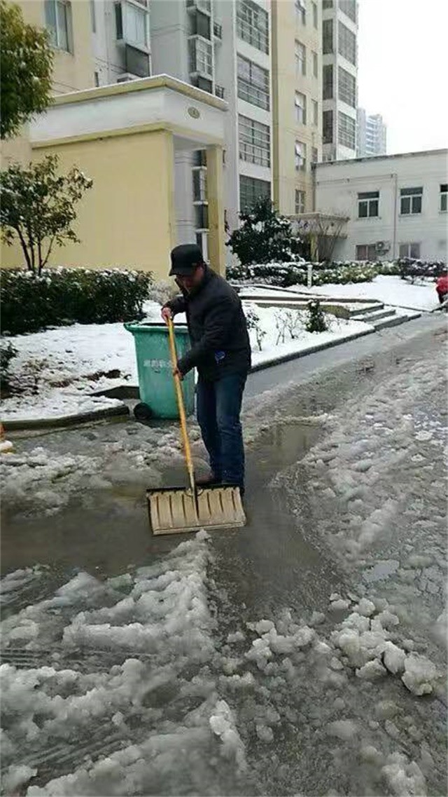 清扫路面积雪