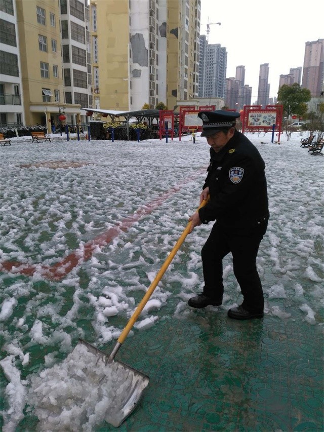  打扫广场积雪