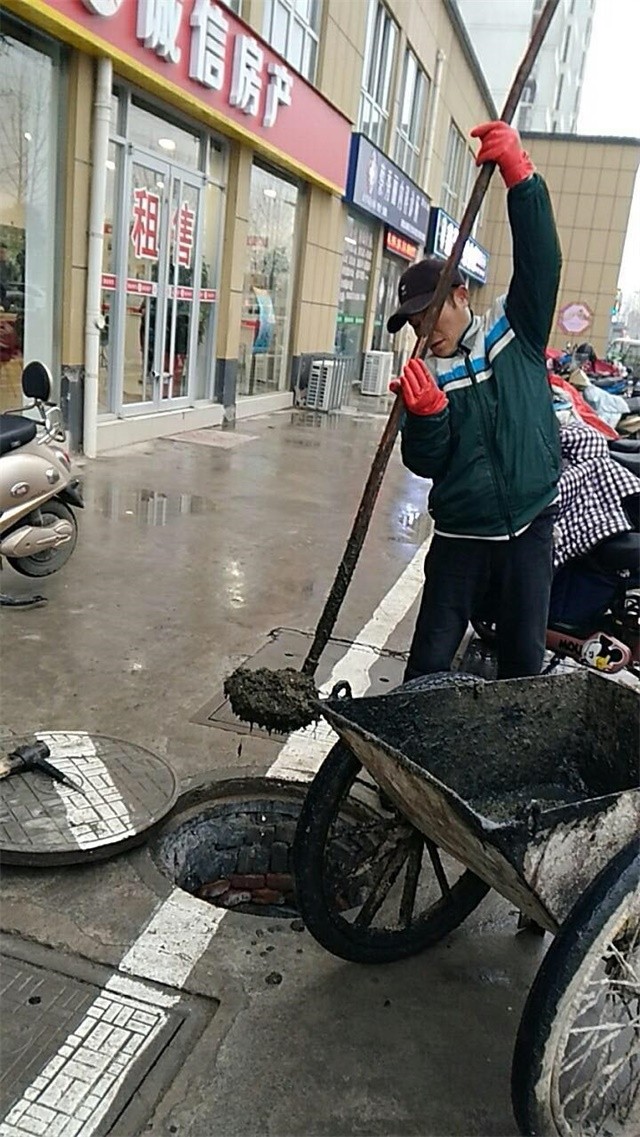 清理门面房各个污水井