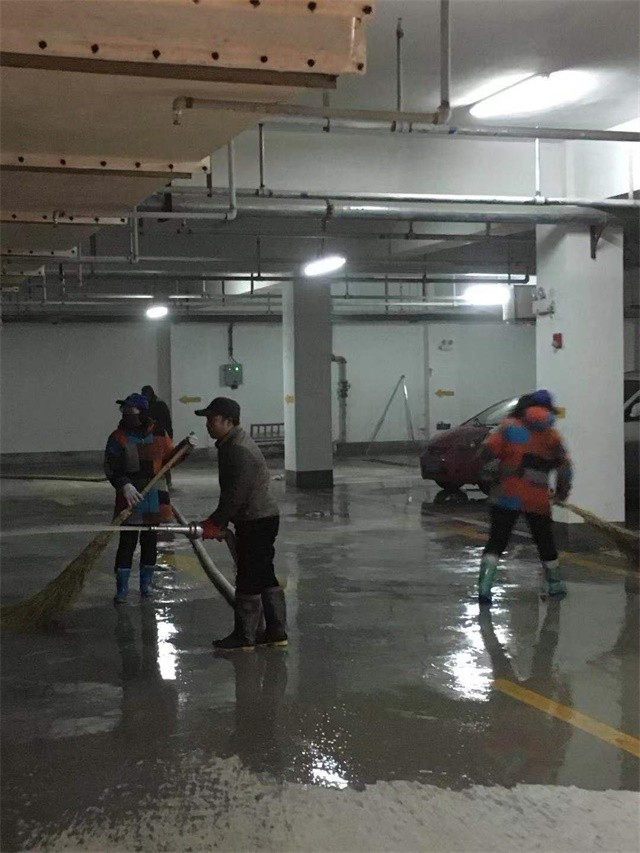 冲刷清扫地下室