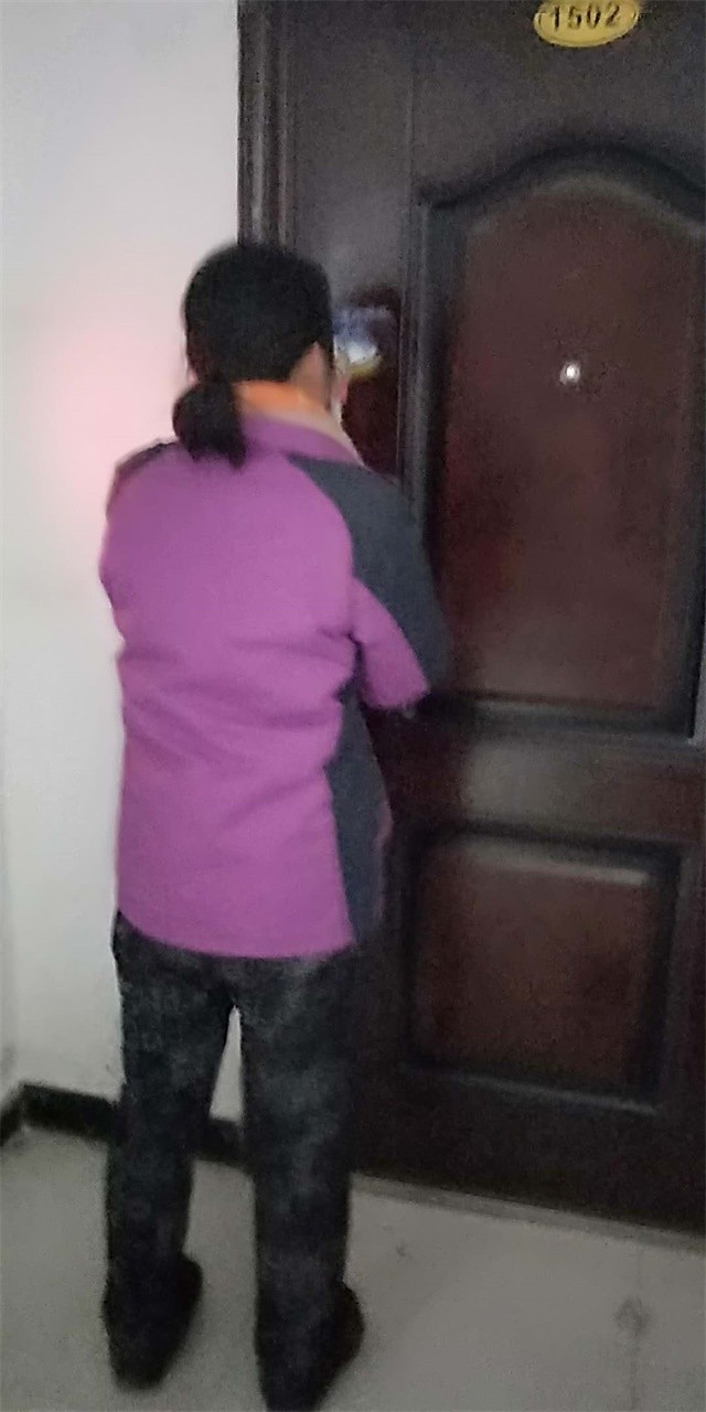 清理业主门上的广告