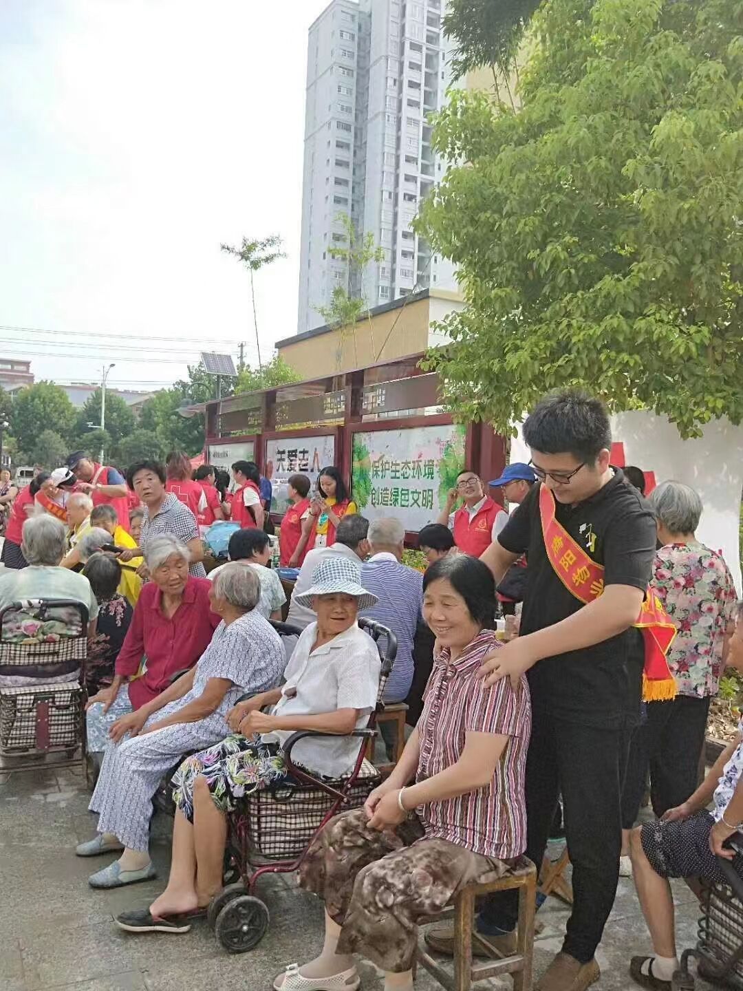关爱老人(图1)